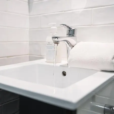 Guestready - Grayscale *