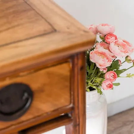 Guestready - Grayscale *